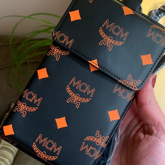 UNISEX🔥Authentic MCM Leather VISETOS logo print phone/card lanyard /Cros… - Picture 11 of 14